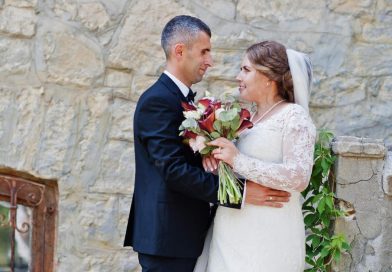 Fui juzgado por no permitir que mis cuatro hijas asistieran a mi boda cuando descubrí que iban a derramar vino tinto en el vestido de mi futura esposa