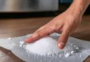 Coloca bórax en papel encerado y deslízalo bajo el refrigerador. Aquí te explico por qué