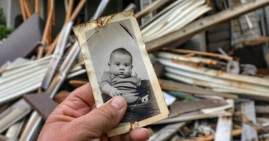 El Millonario Demuele la Casa de un Anciano y Encuentra Inesperadamente una Foto de Su Infancia entre los Escombros