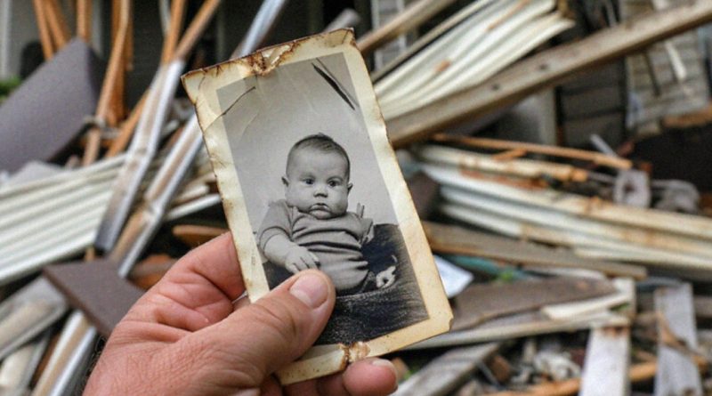 El Millonario Demuele la Casa de un Anciano y Encuentra Inesperadamente una Foto de Su Infancia entre los Escombros