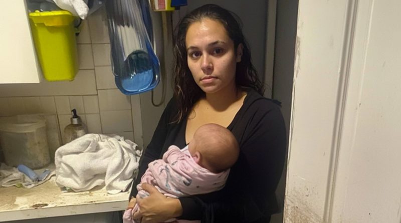 Joven Madre Compra una Lavadora Vieja que Apenas Puede Costear, y Luego Encuentra una Nota Dentro