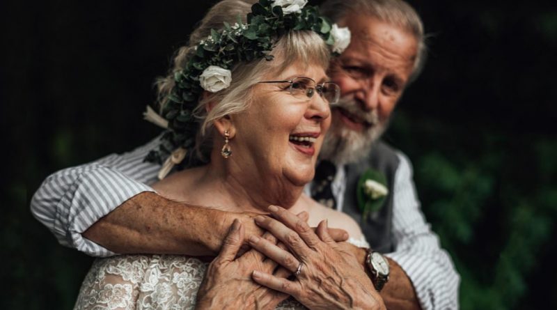 La nieta sorprendió a sus abuelos con una sesión de fotos de bodas en su 60 aniversario de matrimonio