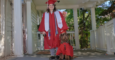 Perro de Servicio Celebra su Graduación de Secundaria Con Birrete y Toga Personalizados