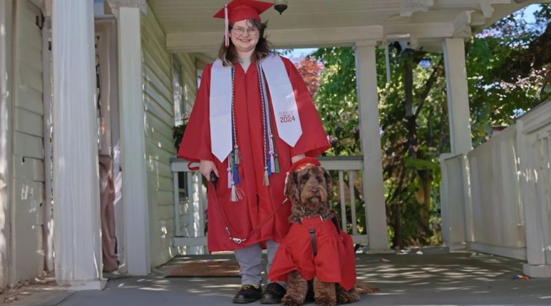 Perro de Servicio Celebra su Graduación de Secundaria Con Birrete y Toga Personalizados