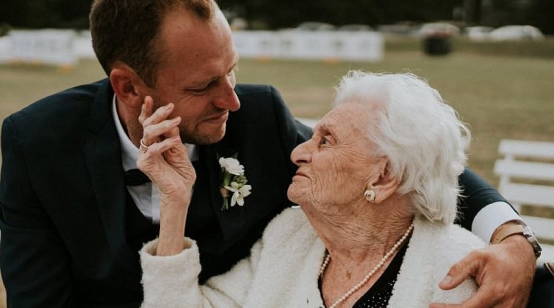 “Prometo que seguiré tus consejos y haré todo para que nuestro matrimonio sea tan fuerte como tu larga vida.” Sus ojos brillaron de alegría y orgullo, y él entendió que había recibido la bendición más preciada.