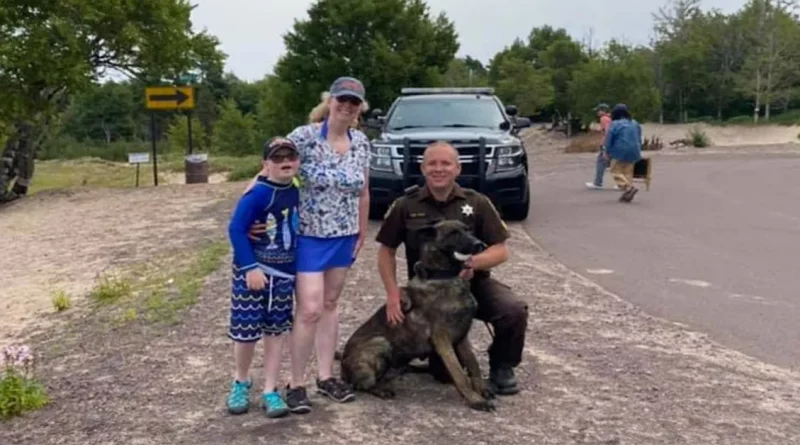 Perro Policía Entrenado para Encontrar Armas Realiza una Misión Especial de Encontrar un Anillo de Boda Perdido en una Playa Arenosa