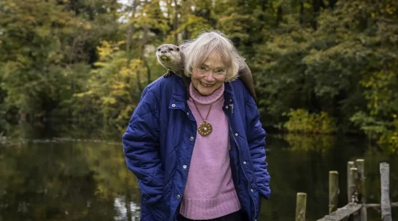 Esta mujer y sus nutrias mascota han pasado los últimos 40 años protegiendo a la especie de la extinción en Inglaterra