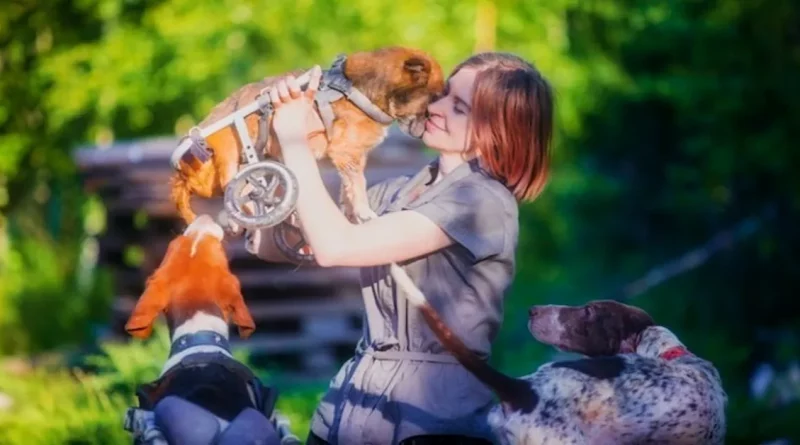 Mujer Deja una Exitosa Carrera en la Ciudad para Vivir en el Bosque con Más de 100 Animales Rescatados