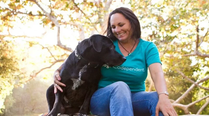 Inspirada por la Supervivencia de un Perro Durante un Incendio Forestal, Dona 7,500 Mascarillas de Oxígeno para Mascotas—Y Adopta al Cachorro