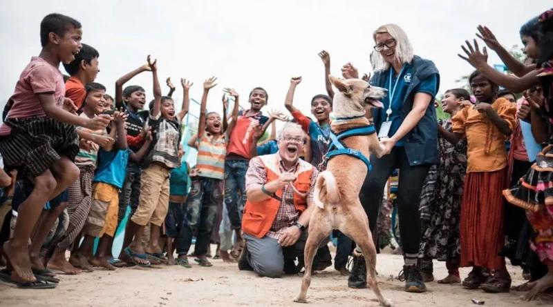 Un Cachorro Perdido se Convierte en el Mascota Oficial de la Alegría para Miles en el Campamento de Refugiados Rohingya