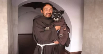 El Monasterio Recluta a un Tierno y Esponjoso Fraile para Fomentar Adopciones