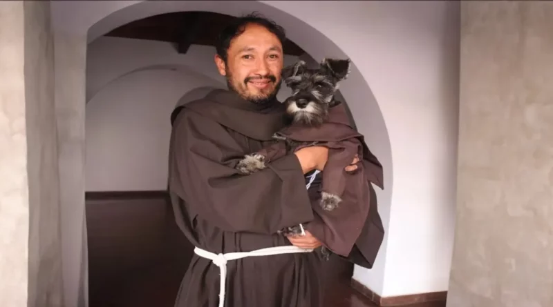 El Monasterio Recluta a un Tierno y Esponjoso Fraile para Fomentar Adopciones