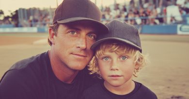 Han pasado dos años desde que perdí a mi esposa — ayer mi hijo dijo que la vio en la escuela. Hoy fui a recogerlo… y lo que vi cambió todo…