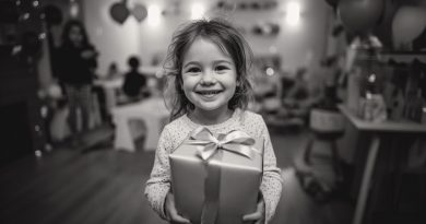 El exmarido llegó al cumpleaños de nuestra hija con una caja enorme. La niña gritaba de alegría. Pero luego dijo una frase… y la celebración terminó en lágrimas…