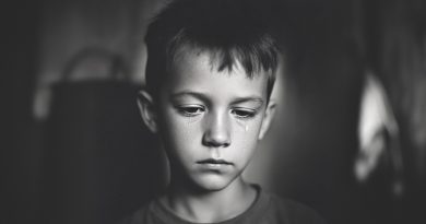 Cuando mi hijo regresó de la escuela llorando y susurró: “Mamá, dijeron que somos pobres…”, sentí que algo se rompía dentro de mí. Pero justo esta frase lo cambió todo…