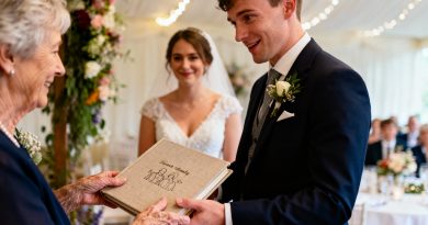 Cuando mi nieto se casó, solo podía regalarle un álbum de fotos familiar, pero su reacción a mi regalo me hizo llorar…