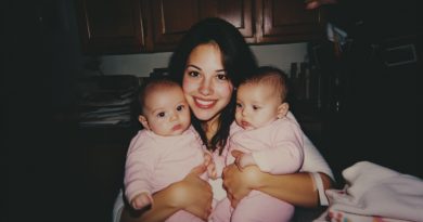 Mi esposo me echó de casa con mis recién nacidas gemelas. Y 15 años después, regresó con una petición que me dejó sin palabras