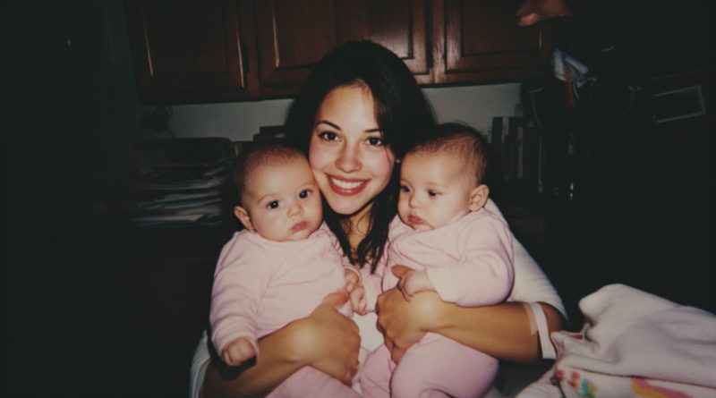 Mi esposo me echó de casa con mis recién nacidas gemelas. Y 15 años después, regresó con una petición que me dejó sin palabras