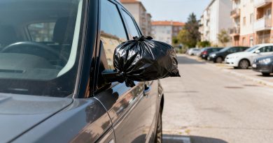 Una extraña petición de mi vecina de colgar una bolsa en el espejo de su coche, que solo entendí tras su regreso…