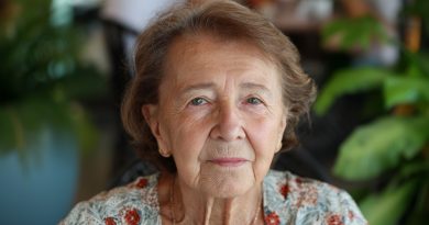 Pensaba que mudarme con mi hijo me salvaría de la soledad. Pero una barbacoa dominical me mostró cuál es mi lugar en esta casa