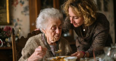 Cuidé de mi madrastra, pero su hijo biológico ni siquiera contestaba las llamadas… Sin embargo, fue él quien primero se desquitó conmigo después del funeral — por lo que encontró entre sus pertenencias