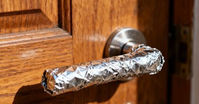 Una razón inesperada por la cual envolví el pomo de la puerta de mis vecinos con papel aluminio