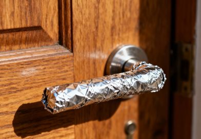 Una razón inesperada por la cual envolví el pomo de la puerta de mis vecinos con papel aluminio