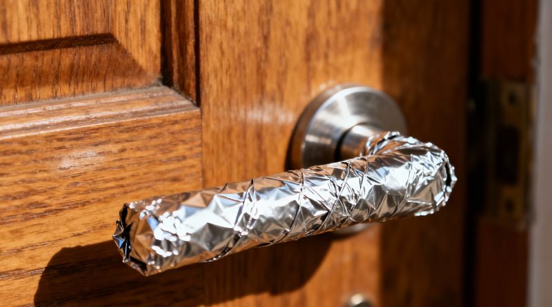 Una razón inesperada por la cual envolví el pomo de la puerta de mis vecinos con papel aluminio