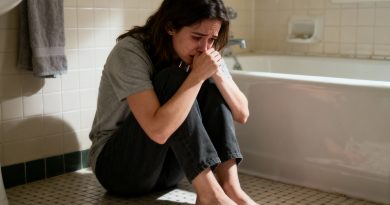 Mi hija de 15 años se encerraba en el baño todos los días y tardaba mucho en salir. La verdad la descubrí solo cuando abrí la puerta por la fuerza…