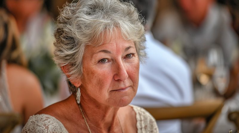 En la boda de mi hijo me asignaron un lugar al final del salón, como si fuera una conocida casual y no su madre. Y luego ocurrió algo para lo que ninguno de nosotros estaba preparado…