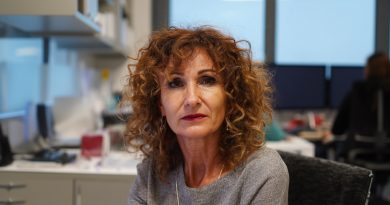 Una colega me saboteó durante siete años frente al jefe y luego me pidió que la reemplazara urgentemente en una presentación importante. Acepté y hice algo que ni yo misma esperaba de mí…