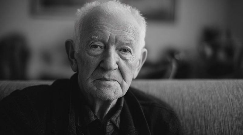 Mi abuelo me crió después de que mis padres fallecieran y siempre decía que, aparte de él, no tenía a nadie. Pero dos semanas después de su funeral, recibí una llamada… y todo lo que sabía sobre mi vida resultó ser mentira