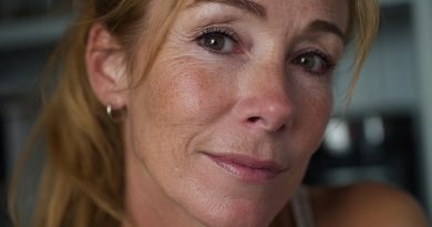 Entré de golpe en la habitación de mi hijo pensando que lo encontraría con su novia haciendo algo inapropiado. Lo que vi me hizo sentir como una tonta total