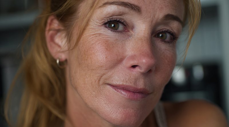 Entré de golpe en la habitación de mi hijo pensando que lo encontraría con su novia haciendo algo inapropiado. Lo que vi me hizo sentir como una tonta total