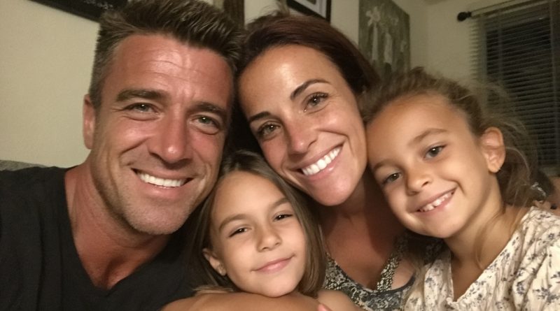 Durante quince años, mi esposo decía que su salario era muy bajo, y yo ahorraba en todo. Accidentalmente encontré recibos de alquiler de un segundo apartamento y me dirigí a la dirección. Lo que vi allí me destrozó la vida…