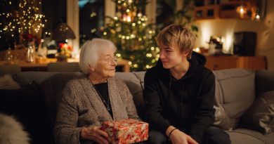 De repente, mi nieto empezó a interesarse por mi pasado — venía, tomaba notas y hacía preguntas. Pensé que era un proyecto escolar. Pero en mi septuagésimo cumpleaños me dio un regalo que lo cambió todo…