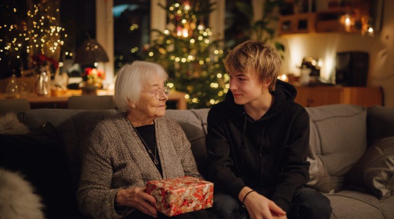 De repente, mi nieto empezó a interesarse por mi pasado — venía, tomaba notas y hacía preguntas. Pensé que era un proyecto escolar. Pero en mi septuagésimo cumpleaños me dio un regalo que lo cambió todo…