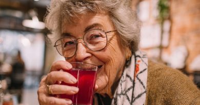 Los familiares adinerados de mi esposo invitaron a mi madre jubilada a un cumpleaños en un restaurante y, como siempre, “olvidaron” las carteras. Pero ella les dio una lección que ahora ya no nos invitan más…