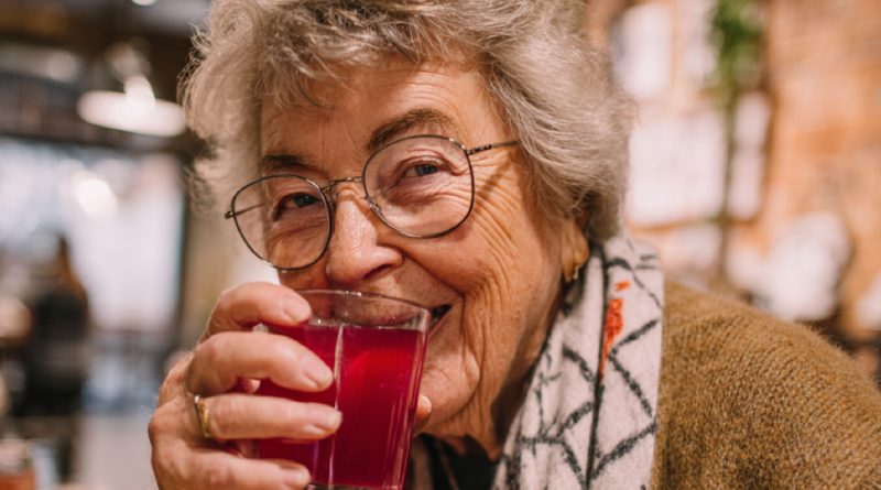 Los familiares adinerados de mi esposo invitaron a mi madre jubilada a un cumpleaños en un restaurante y, como siempre, “olvidaron” las carteras. Pero ella les dio una lección que ahora ya no nos invitan más…