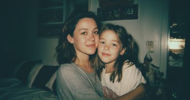 Mamá me abandonó cuando tenía 8 años y durante muchos años fingió que yo no existía para ella. Pero un día llamó, y sus palabras sacudieron todo en lo que yo creía…