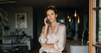 Mi esposo se fue de viaje de negocios por una semana. Decidí hacerle una sorpresa — preparar a su regreso ese plato que cocina su madre y que él adora desde la infancia. Llamé a mi suegra, le pedí la receta. Ella se sorprendió: “¿Qué viaje de negocios?” Y dijo algo que me dejó sin suelo…