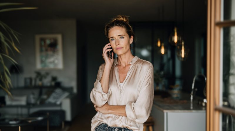 Mi esposo se fue de viaje de negocios por una semana. Decidí hacerle una sorpresa — preparar a su regreso ese plato que cocina su madre y que él adora desde la infancia. Llamé a mi suegra, le pedí la receta. Ella se sorprendió: “¿Qué viaje de negocios?” Y dijo algo que me dejó sin suelo…