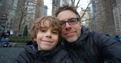 Mi esposa me dejó a mí y a nuestro hijo autista de 4 años, y dos años después apareció llorando con una bolsa de regalos y disculpas. Tomé la bolsa, la miré a los ojos y…