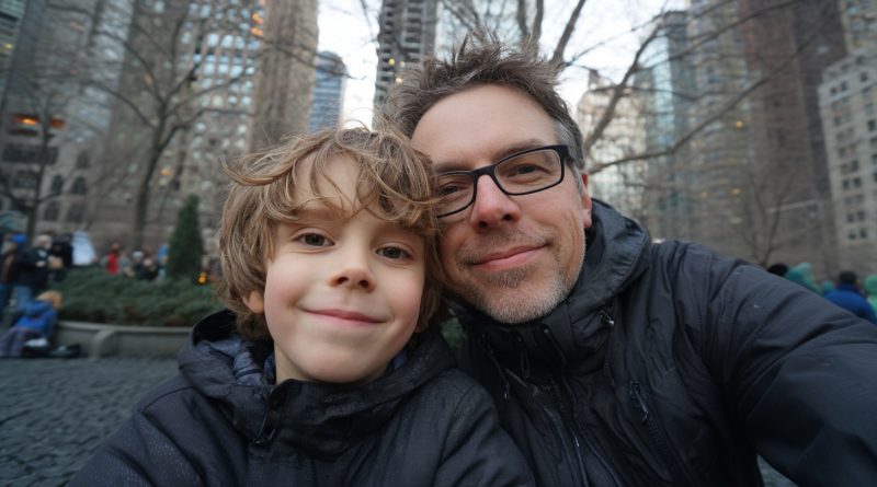 Mi esposa me dejó a mí y a nuestro hijo autista de 4 años, y dos años después apareció llorando con una bolsa de regalos y disculpas. Tomé la bolsa, la miré a los ojos y…