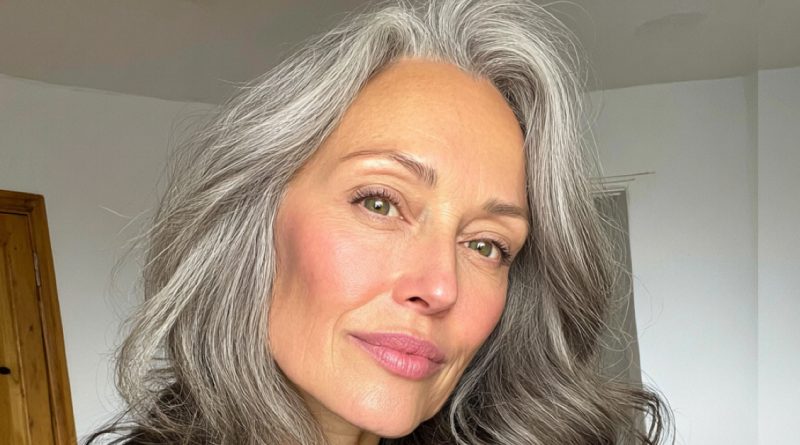 Mi suegra pronto cumplirá 60, pero parece de 40. Todos preguntan cuál es su secreto, y ella responde que es el ejercicio y la alimentación. Pero yo sé la verdad — y me enoja