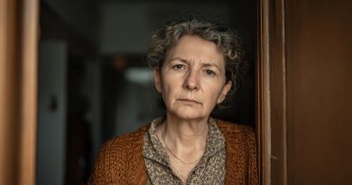 La vecina de arriba constantemente inundaba mi apartamento y se negaba a pagar por las reparaciones. Aguanté durante un año. Y luego accidentalmente descubrí uno de sus secretos. Y lo usé de tal manera que ella misma vino con dinero y disculpas…