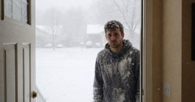 Dejé a un hombre pobre dormir en mi sofá — en la noche irrumpió en mi dormitorio