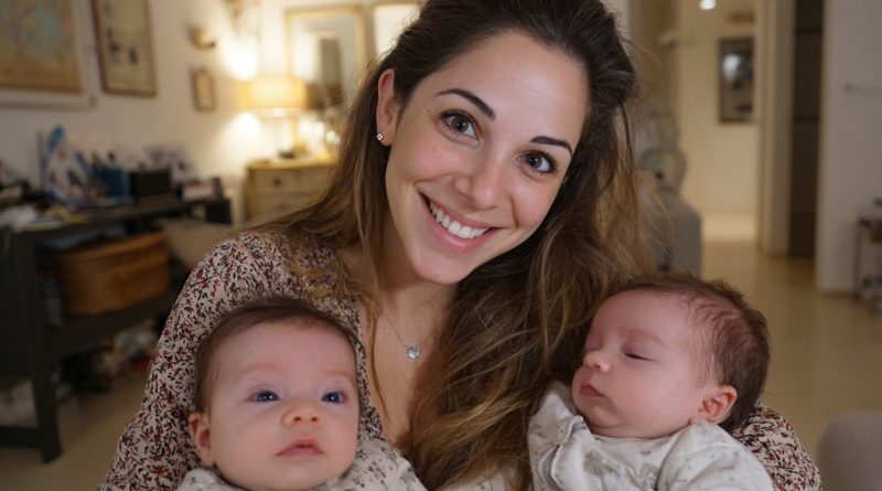 Contracté a una adorable niñera jubilada para mis gemelos — y una noche la cámara me mostró quién es en realidad