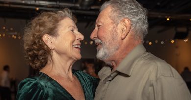 Después de la muerte de mi esposo, temía incluso pensar en nuevas relaciones… hasta que su mano tembló en mi espalda…