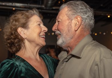 Después de la muerte de mi esposo, temía incluso pensar en nuevas relaciones… hasta que su mano tembló en mi espalda…